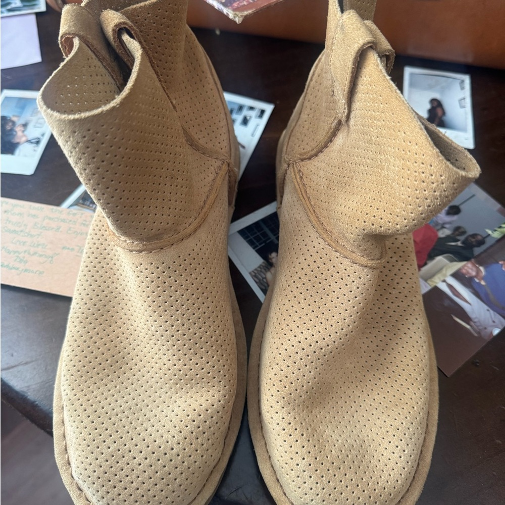 Short suede Ugg boots